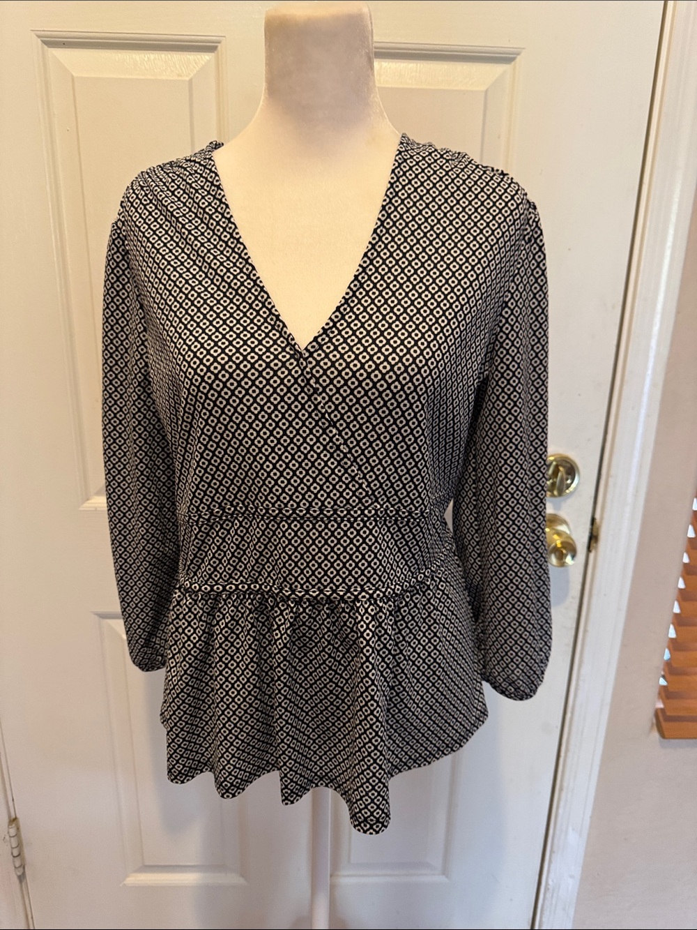 Ann Taylor Black & White Geometric Peplum V-Neck Tunic